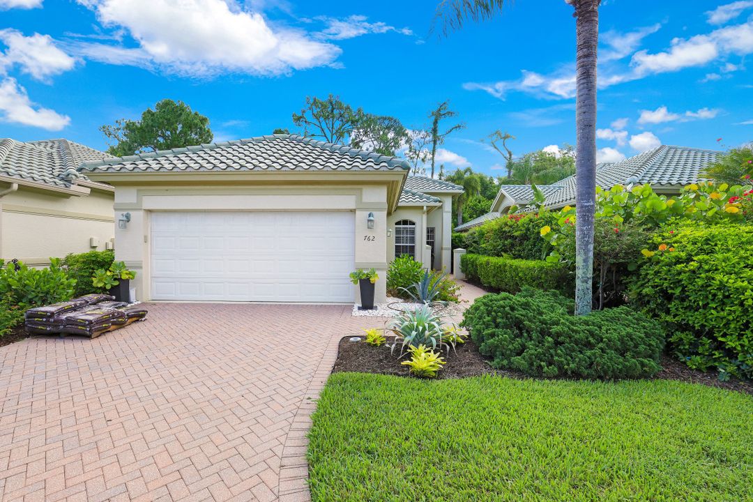 762 Vistana Cir, Naples, FL 34119