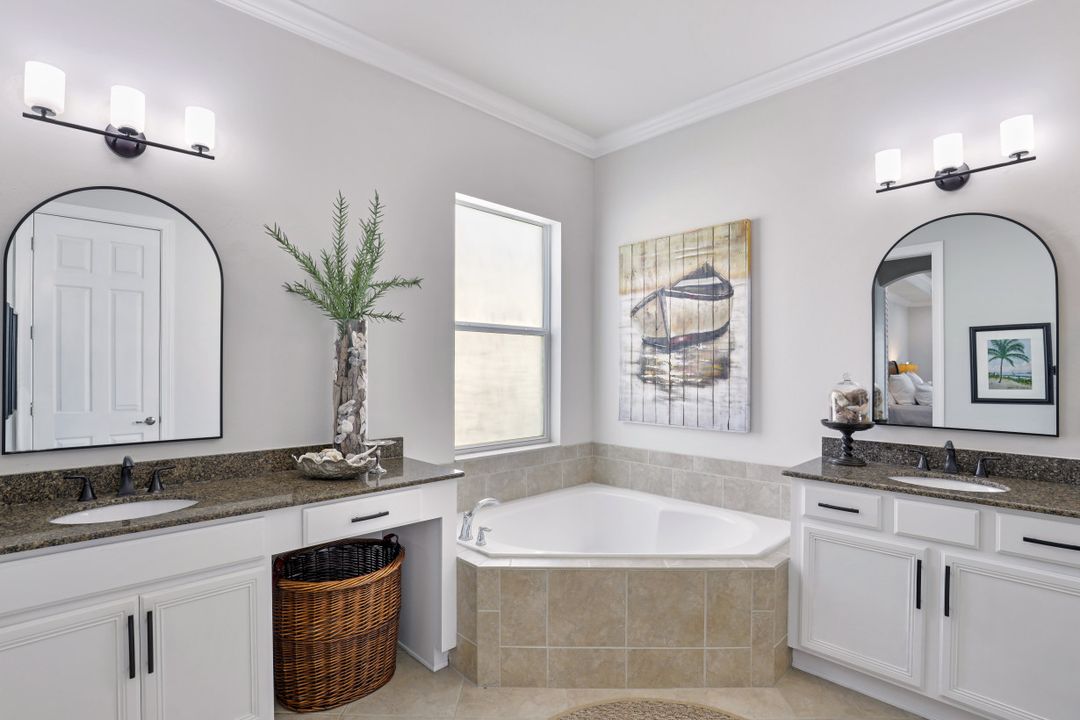 9423 Quarry Dr, Naples, FL 34120