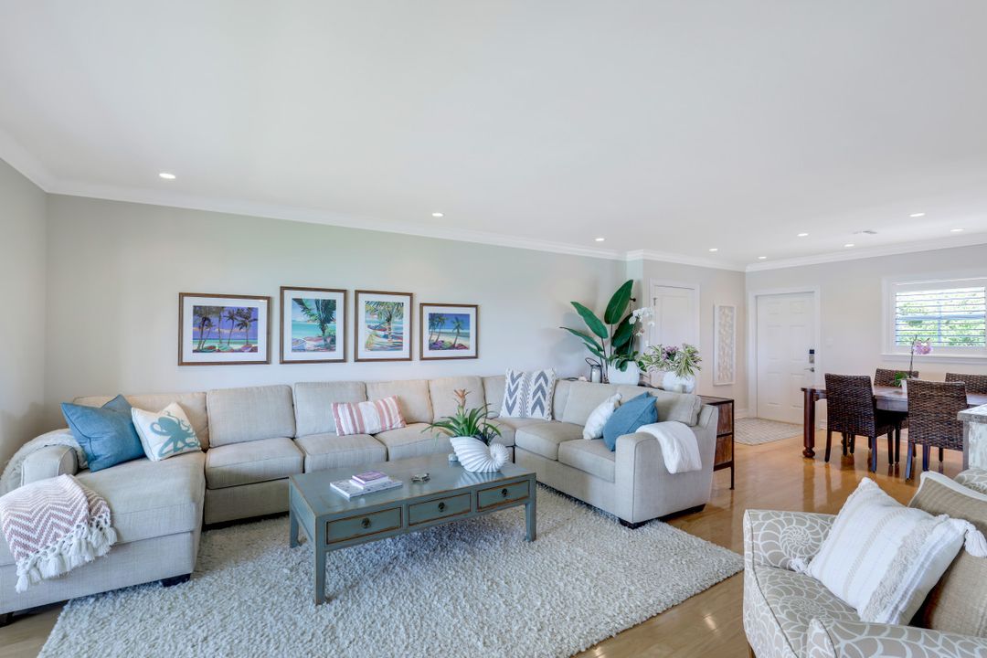 383 Harbour Dr #302, Naples, FL 34103