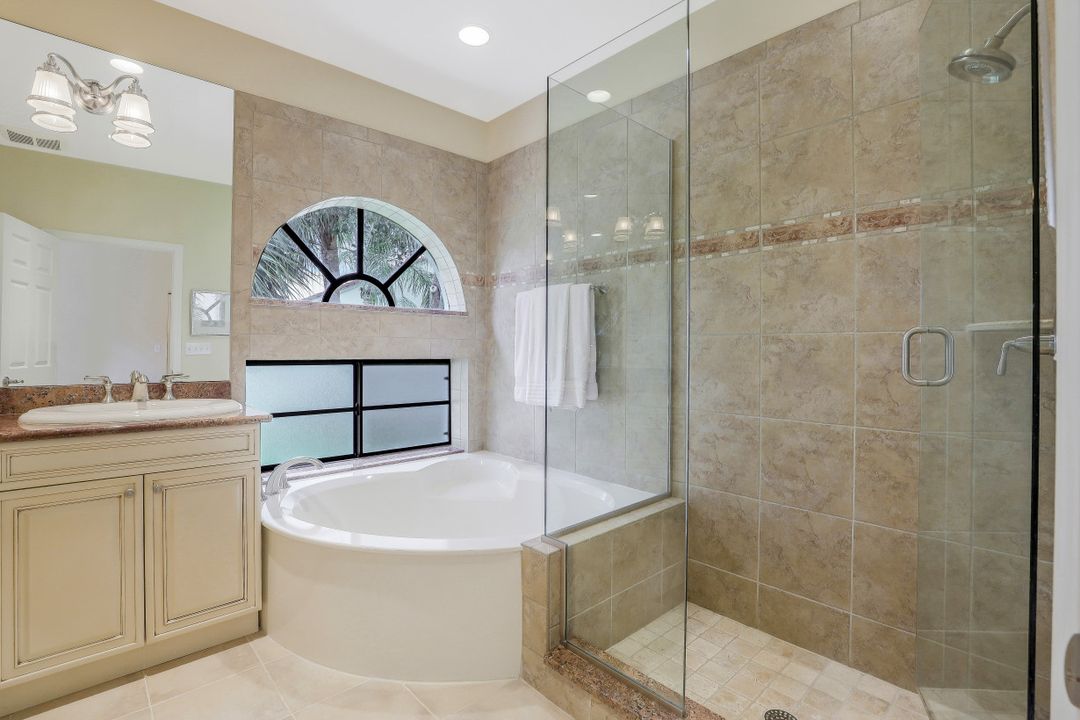 6525 Valen Way #202, Naples, FL 34108