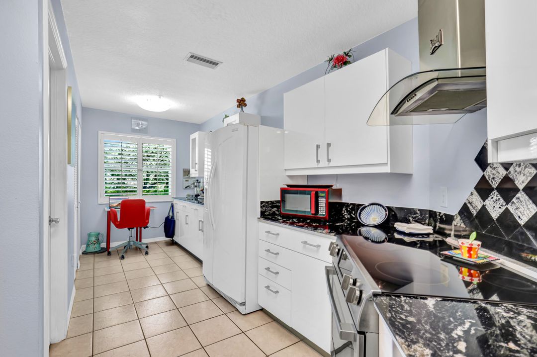 6940 Huntington Lakes Cir #202, Naples, FL 34119