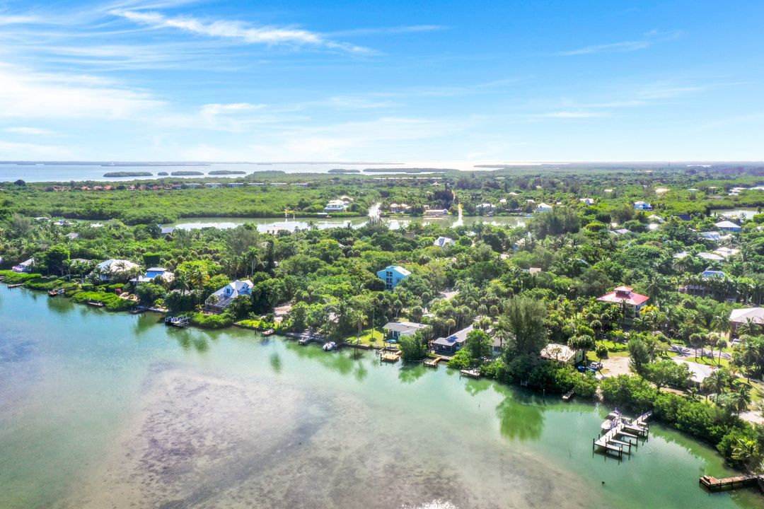 2562 Coconut Dr, Sanibel, FL 33957