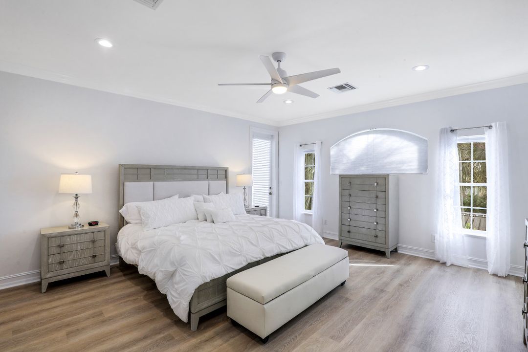 160 3rd St N, Naples, FL 34102