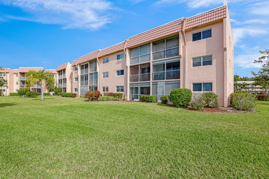 300 Forest Lakes Blvd #102, Naples, FL 34105