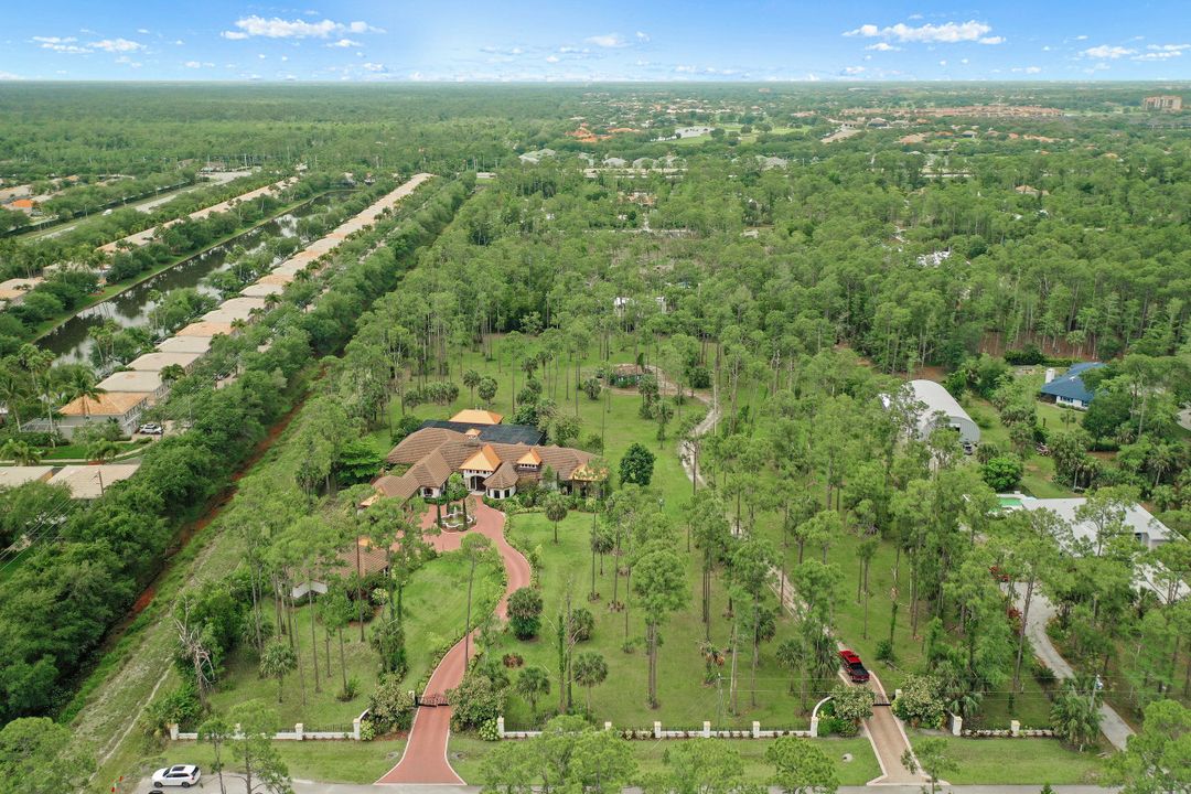 5610 Bur Oaks Ln, Naples, FL 34119