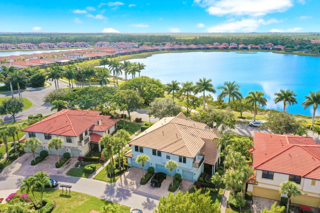 1391 Santiago Cir #902, Naples, FL 34113