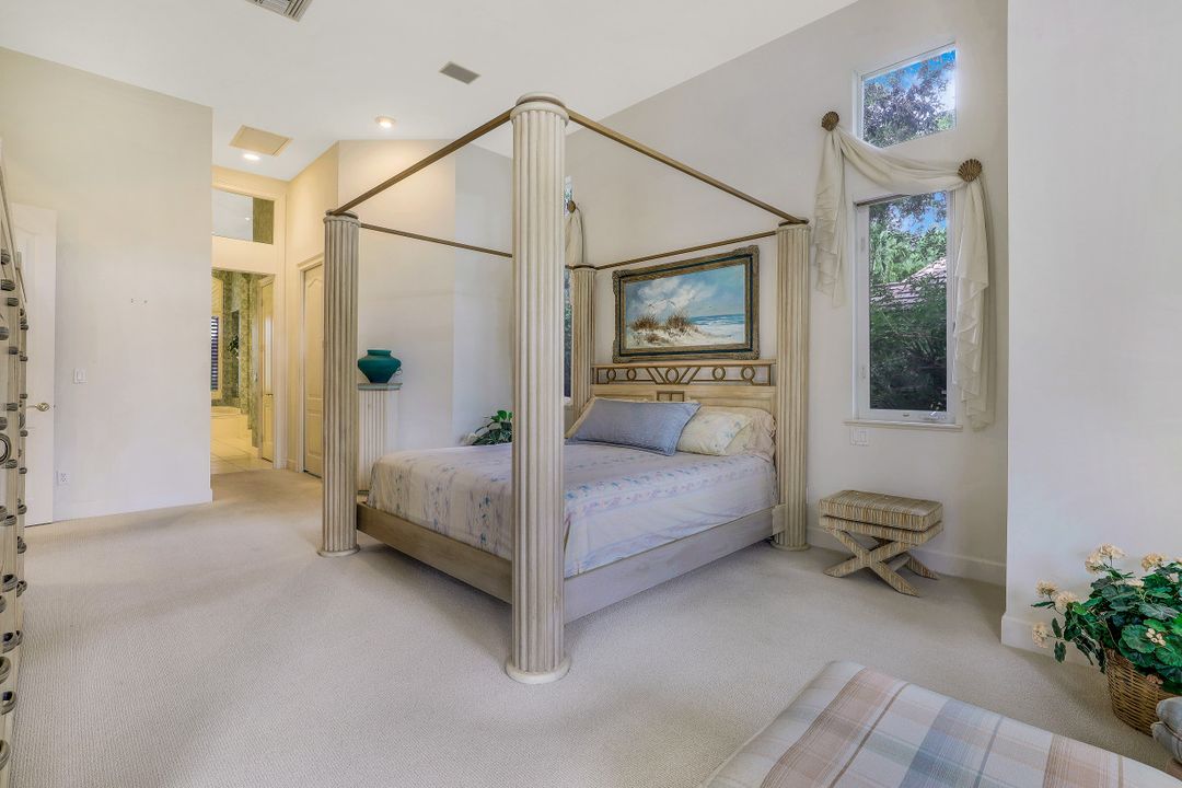 987 Barcarmil Way, Naples, FL 34110