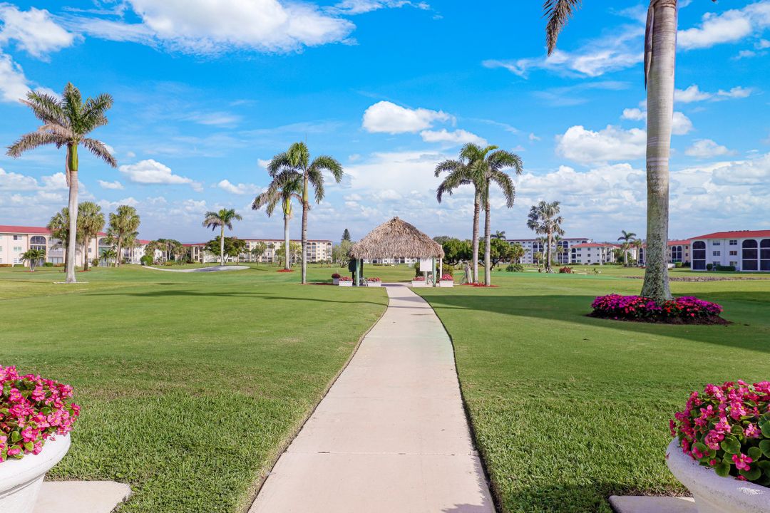 53 High Point Cir W #107, Naples, FL 34103