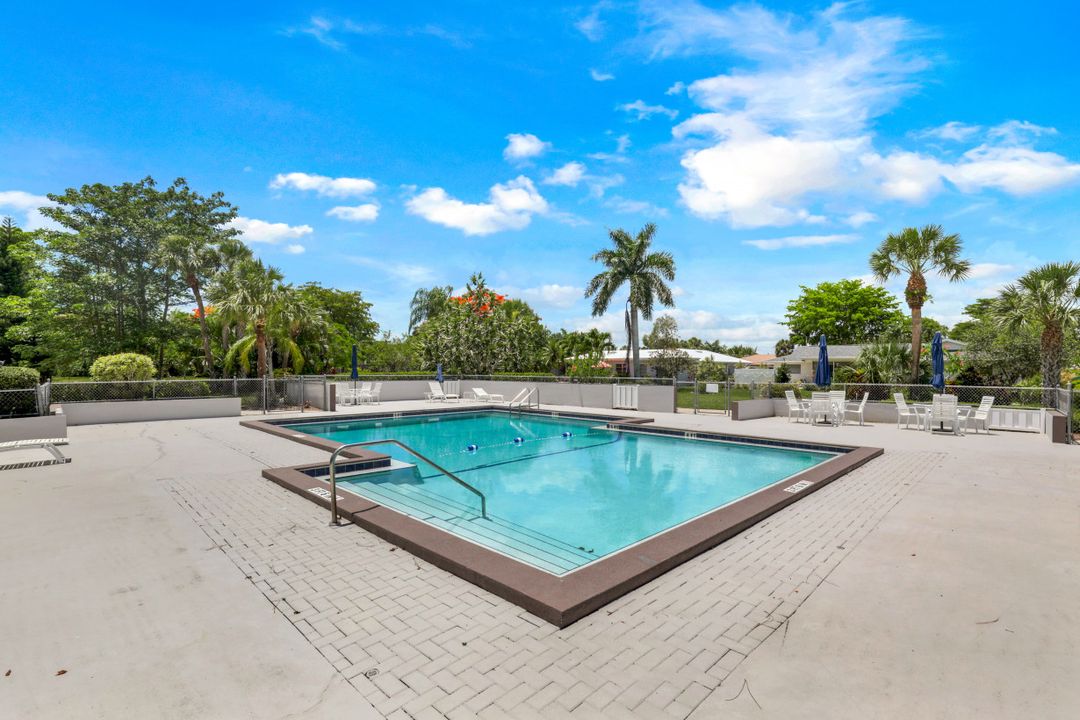 633 Cypress Way E, Naples, FL 34110
