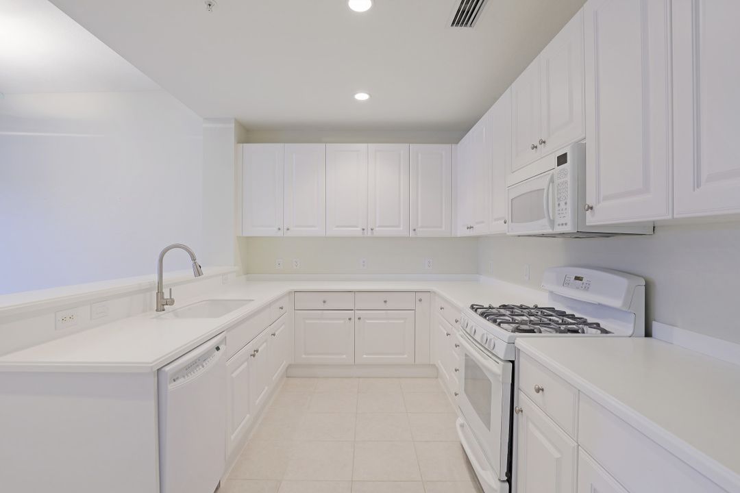 9234 Campanile Cir #102, Naples, FL 34114