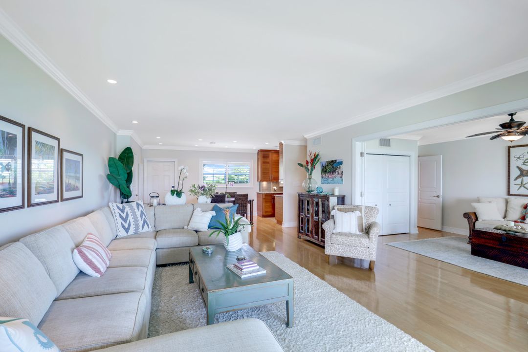 383 Harbour Dr #302, Naples, FL 34103