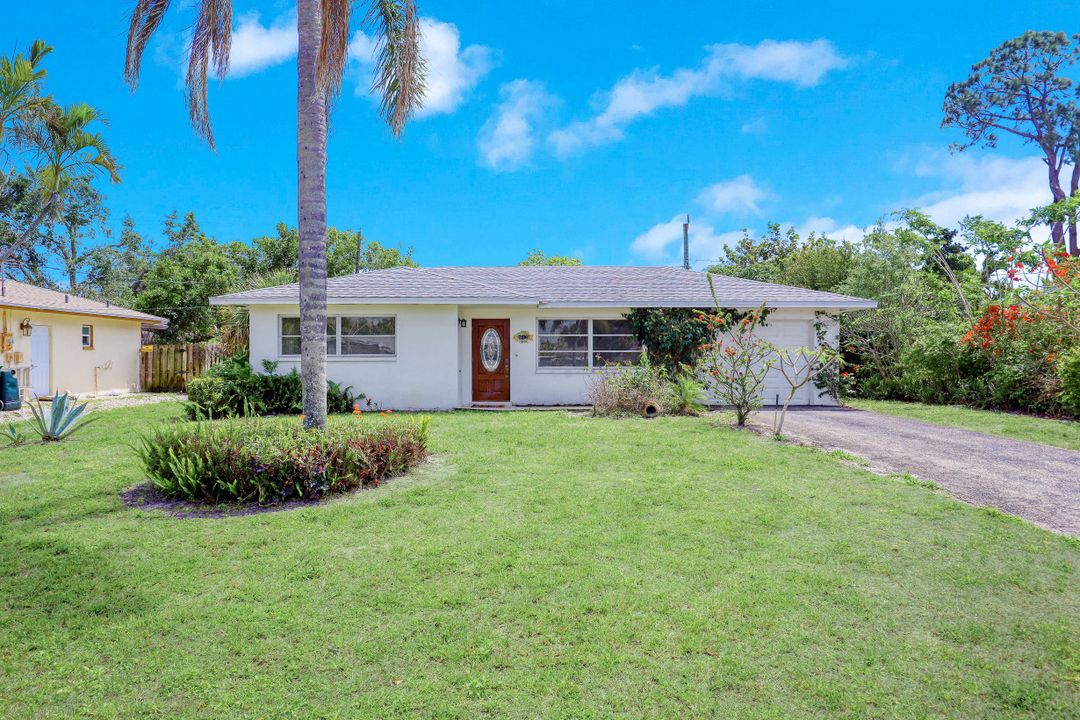 1136 S Alhambra Cir, Naples, FL 34103