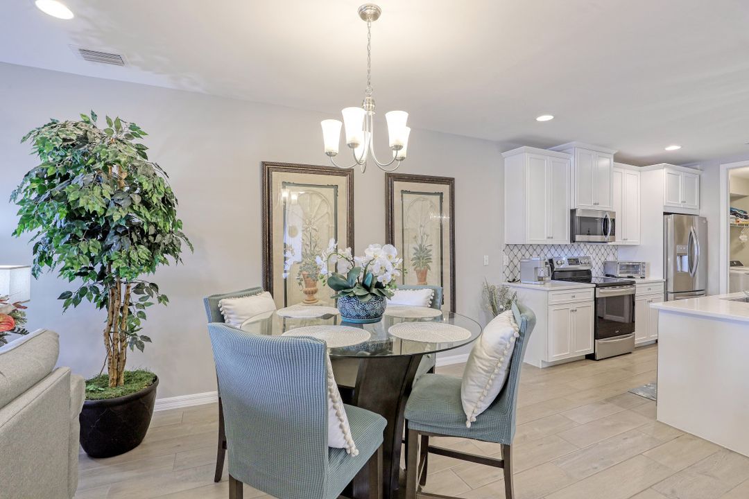 14708 Edgewater Cir, Naples, FL 34114