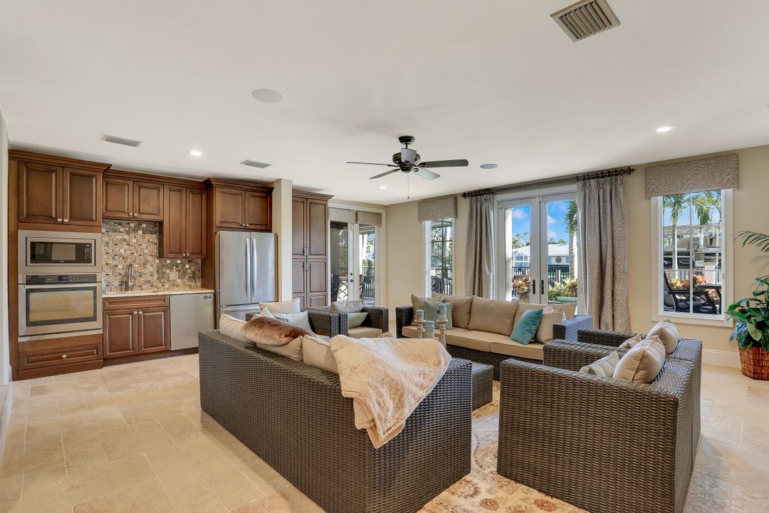 172 Seabreeze Ave, Naples, FL 34108