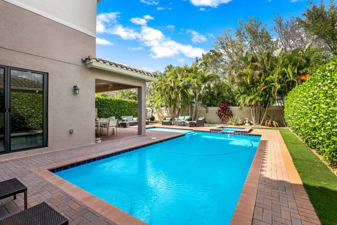 13840 Luna Dr, Naples, FL 34109