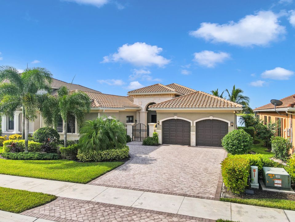 2915 Cinnamon Bay Cir, Naples, FL 34119