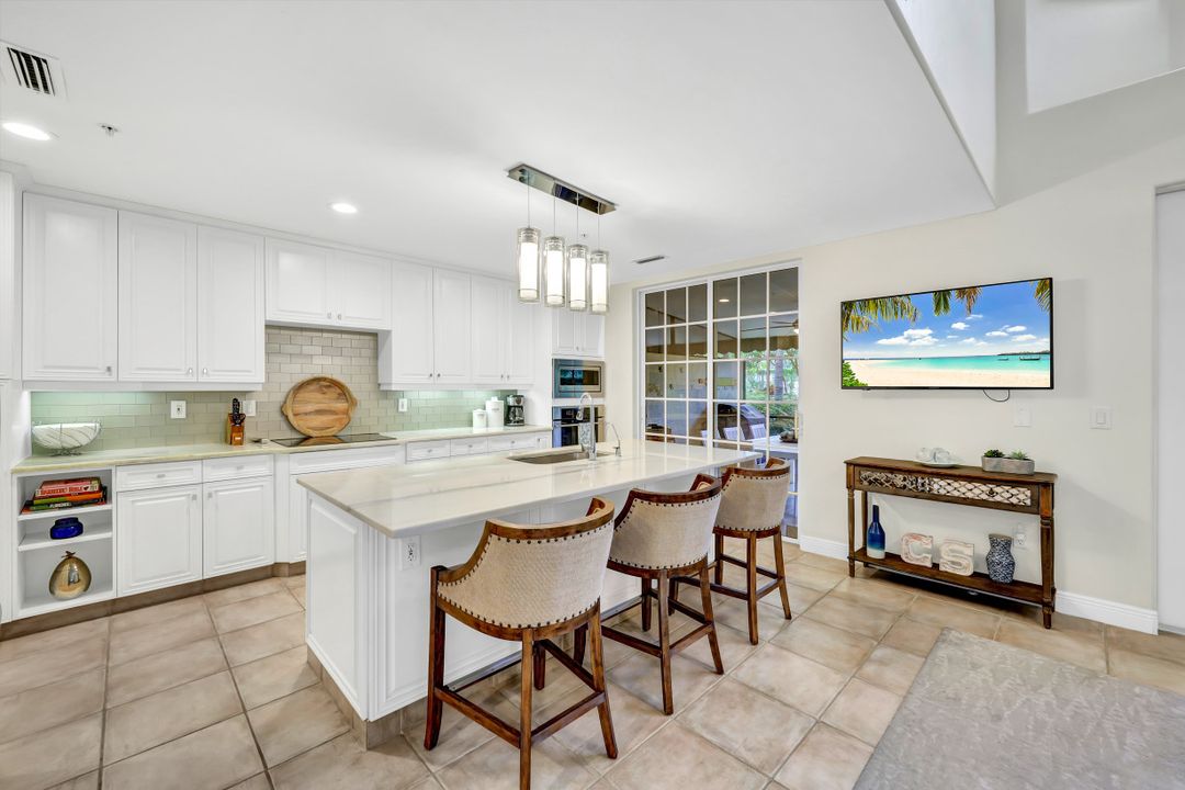 431 4th Ave S, Naples, FL 34102