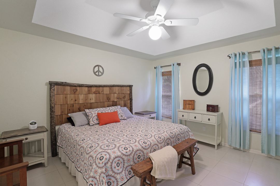 560 4th St NE, Naples, FL 34120