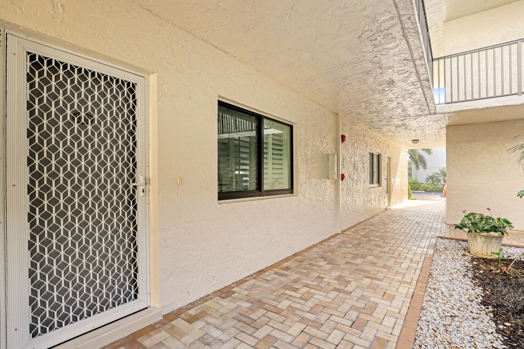 788 Park Shore Dr #H13, Naples, FL 34103