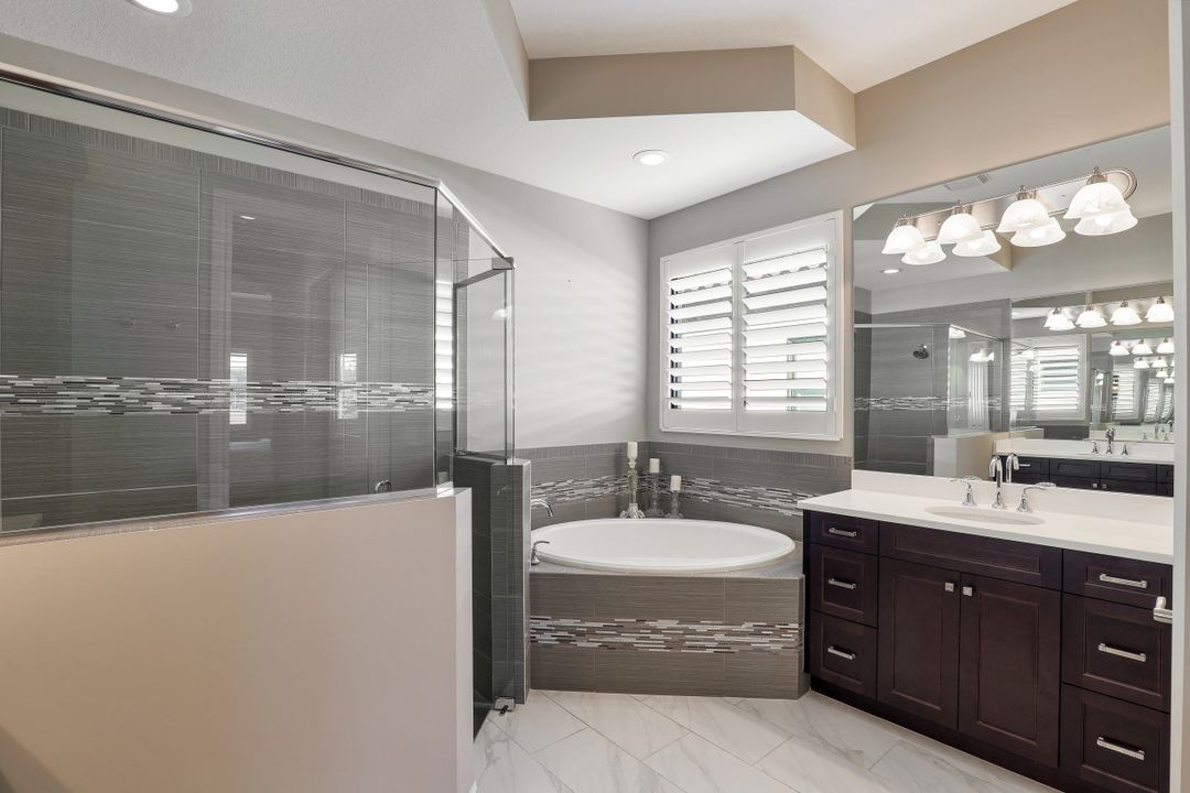 7247 Lantana Cir, Naples, FL 34119