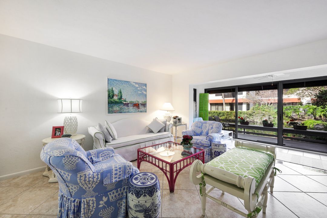 511 Serendipity Dr, Naples, FL 34108