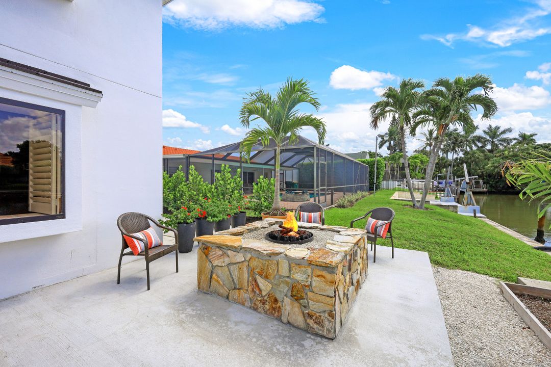 438 Lagoon Ave, Naples, FL 34108