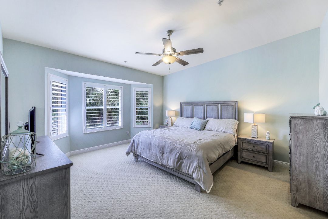 4800 Yacht Harbor Dr #822, Naples, FL 34112
