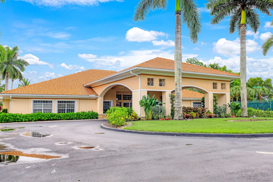 7920 Leicester Dr, Naples, FL 34104
