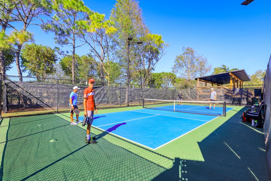 7247 Lantana Cir, Naples, FL 34119