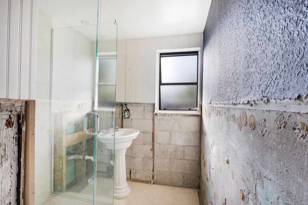 140 2nd Ave S, Naples, FL 34102