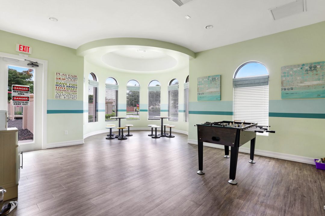 1434 Serrano Cir, Naples, FL 34105