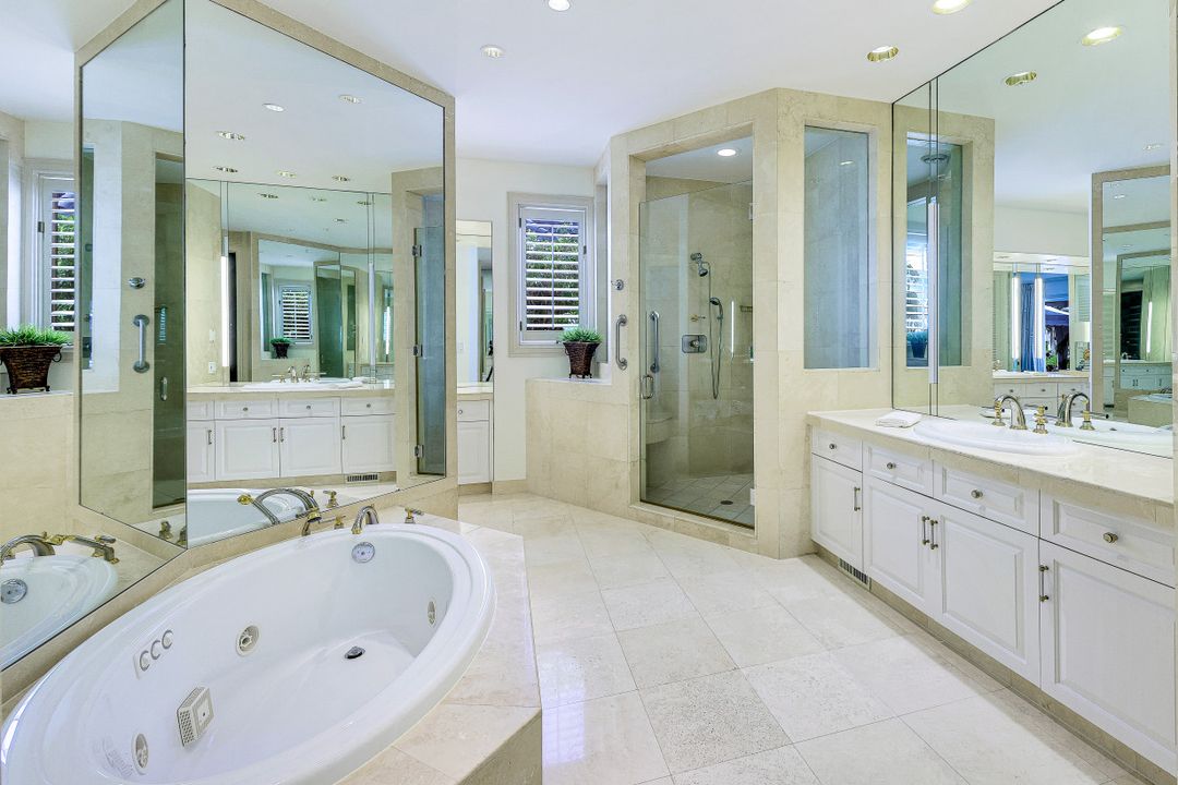 925 Spyglass Ln, Naples, FL 34102