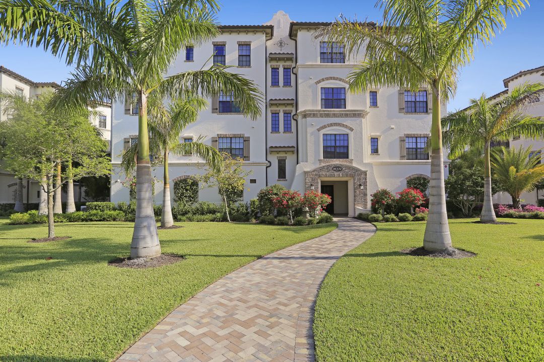 16379 Viansa Way, Naples, FL 34110