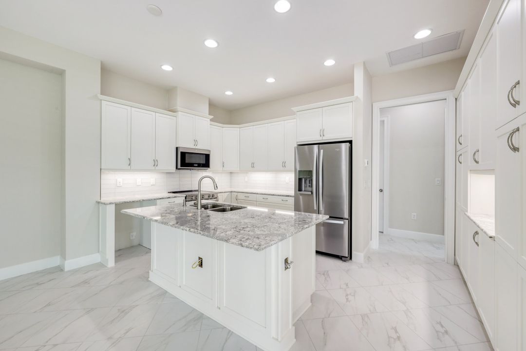 6435 Negril Isle Dr, Naples, FL 34113