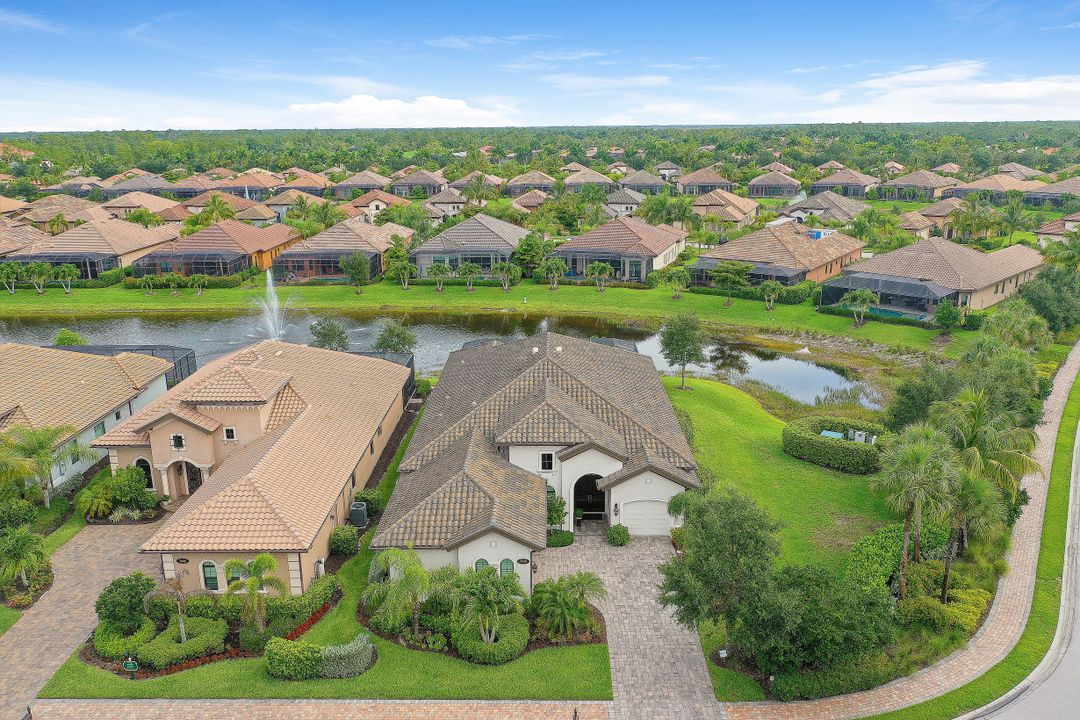 7450 Lantana Cir, Naples, FL 34119