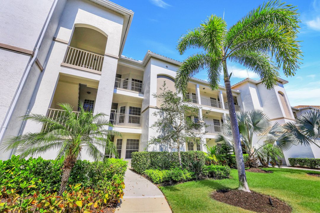 8239 Parkstone Pl #202, Naples, FL 34120