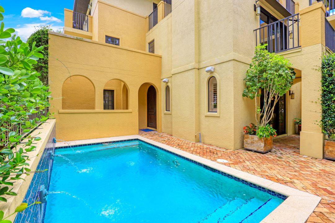 270 5th Ave S #H-2, Naples, FL 34102