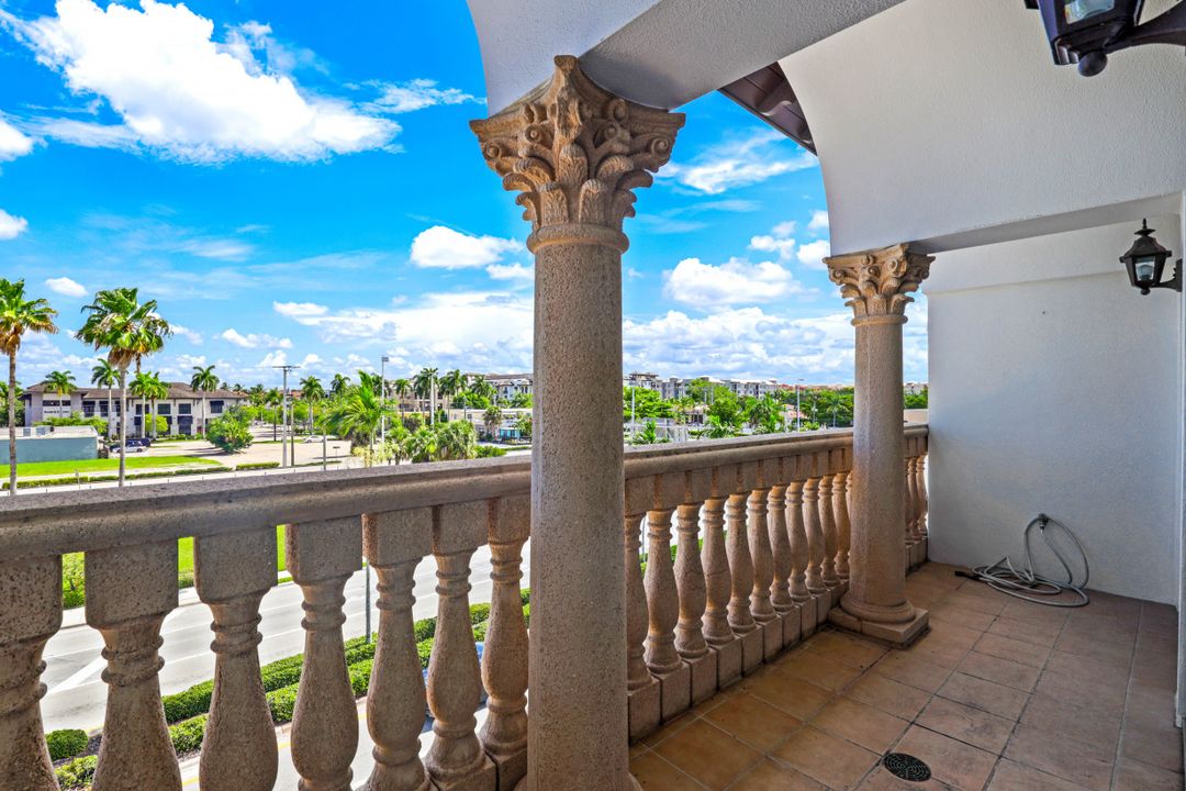 900 5th Ave S #301, Naples, FL 34102