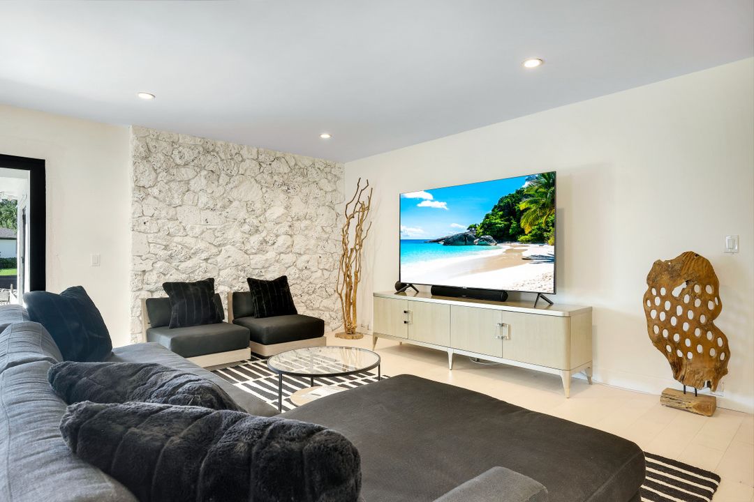 70 Thorncrest Ln, Naples, FL 34113