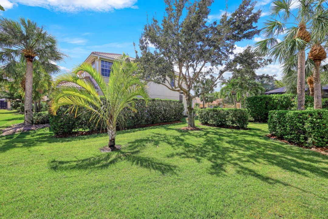 15842 Los Reyes Ln, Naples, FL 34110