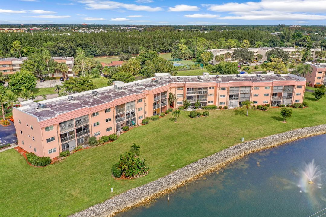 300 Forest Lakes Blvd #212, Naples, FL 34105