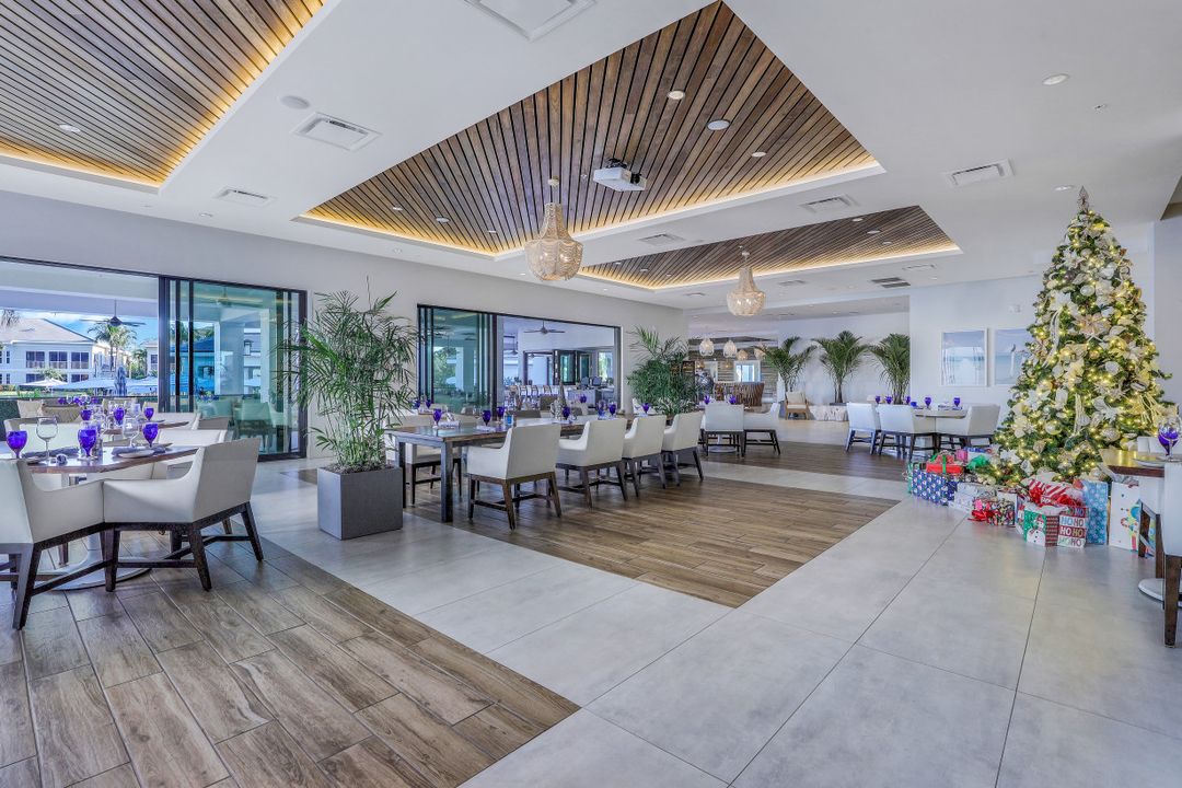 295 Grande Way #905, Naples, FL 34110