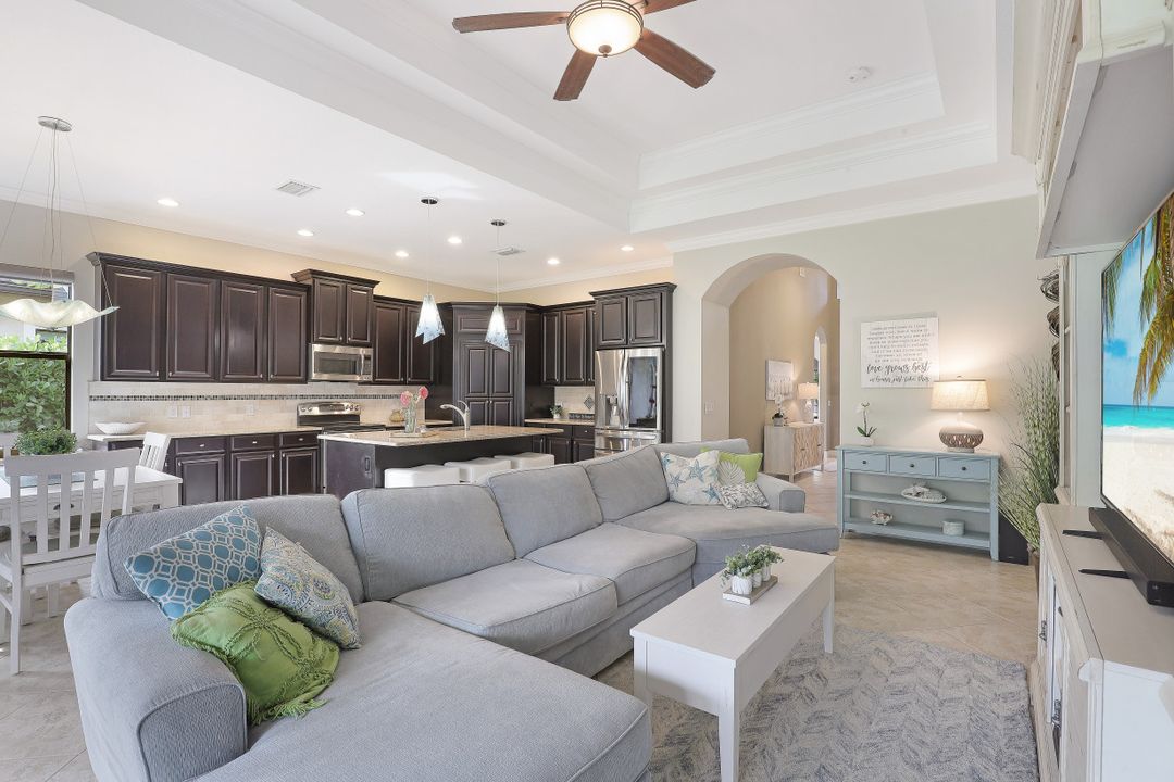 9367 Isla Bella Cir, Bonita Springs, FL 34135