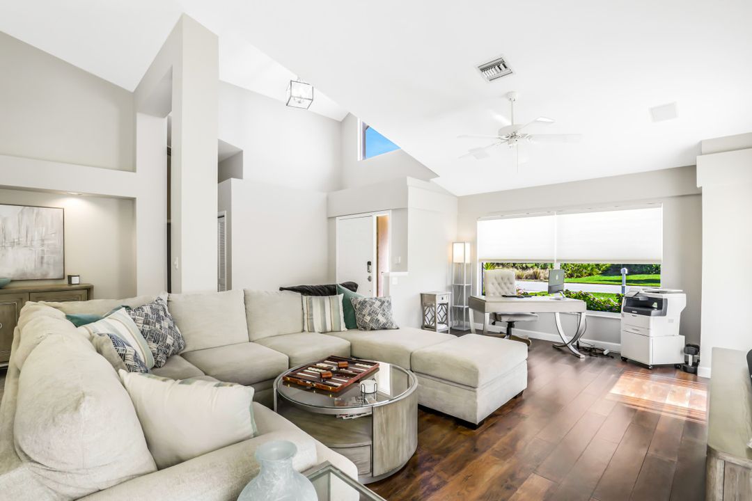 1517 Kenridge Pl, Naples, FL 34104