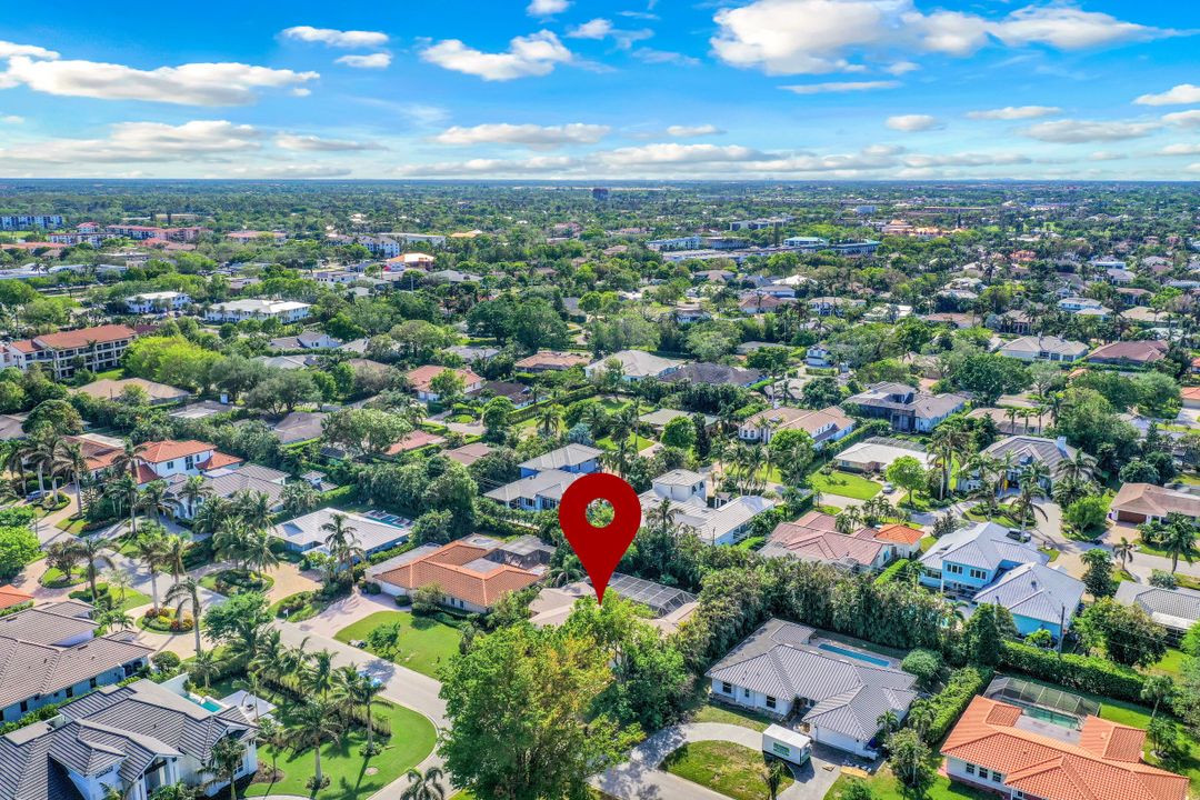 696 Fountainhead Ln, Naples, FL 34103