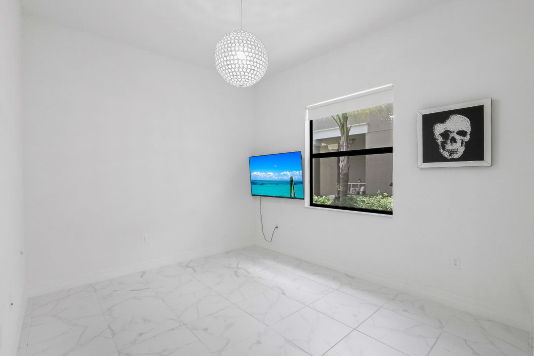 4488 Aurora St, Naples, FL 34119