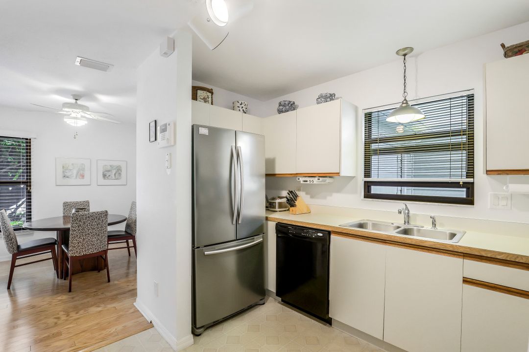 880 8th Ave S #101, Naples, FL 34102