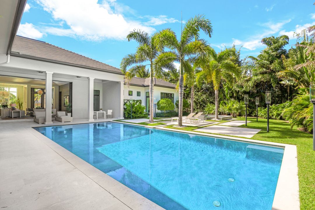 810 Bentwood Dr, Naples, FL 34108