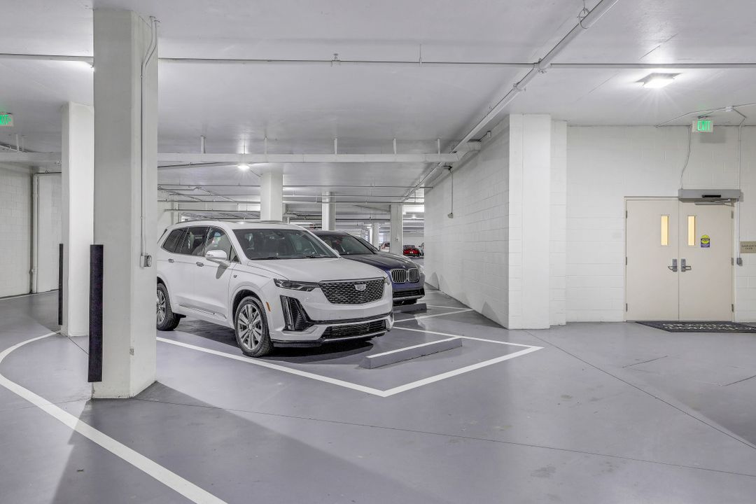 295 Grande Way #905, Naples, FL 34110