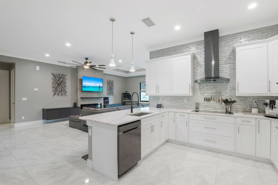 481 7th St NW, Naples, FL 34120